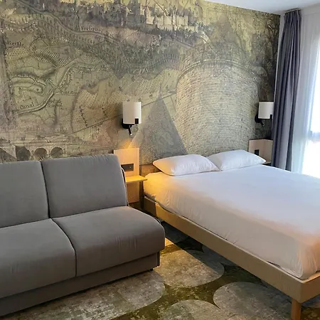 Pont Rouge , Otel